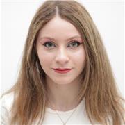 Studentessa universitaria impartisce lezioni di matematica, fisica e scienze naturali